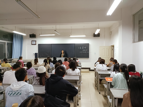 新思想引领新时代，新使命开启新征程——医学院辅导员进班讲党课 第 2 张