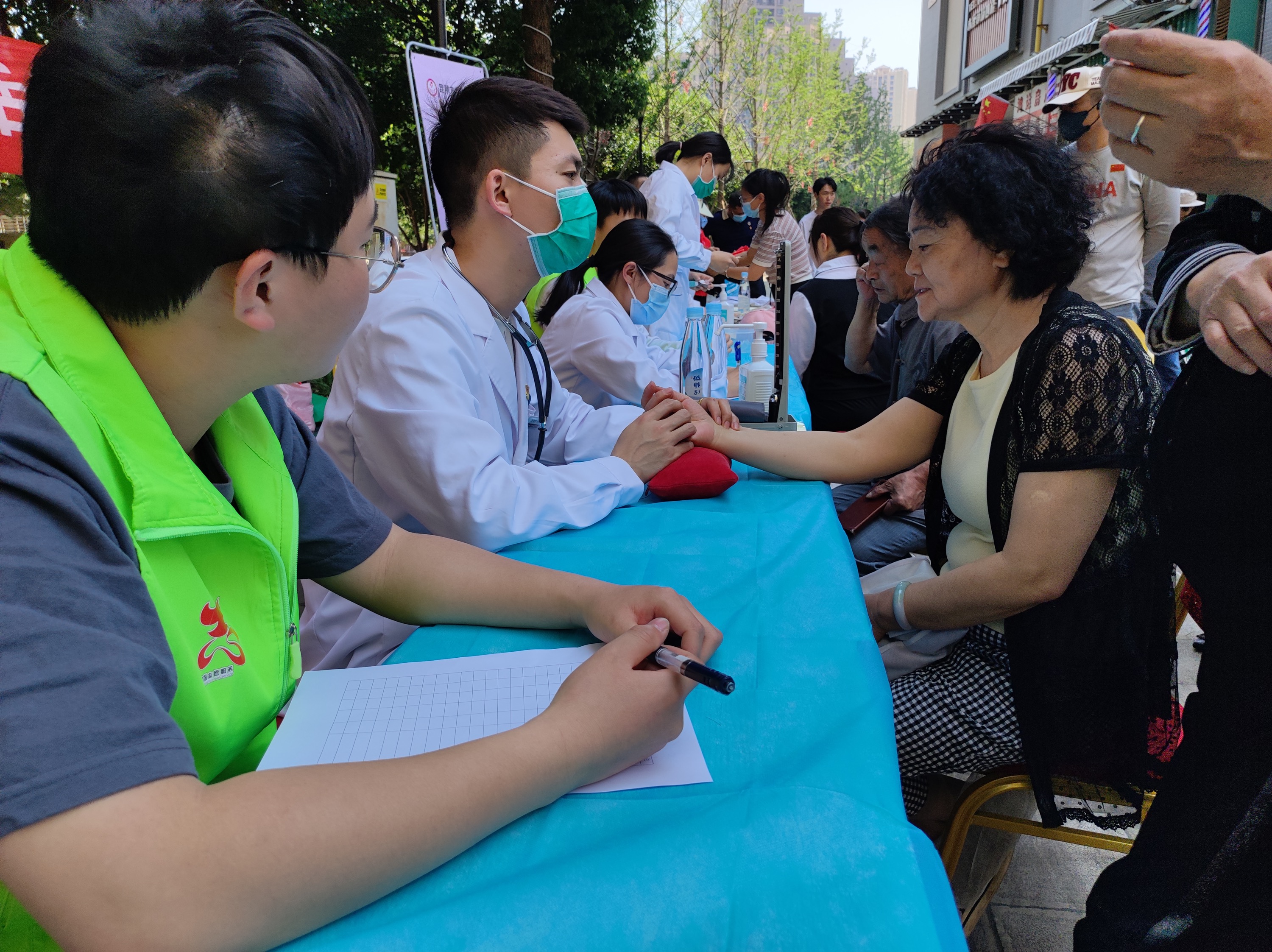 共联共建促发展，义诊服务送温暖——云南经济管理学院医学院康复系党支部联合昆明市妇幼保健院中医科党支部及昆明市五华区龙院社区党委开展健康义诊活动 第 2 张