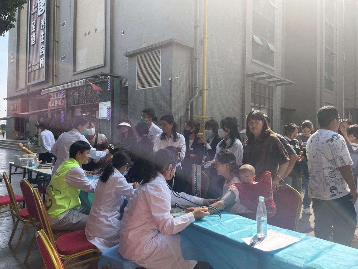 共联共建促发展，义诊服务送温暖——云南经济管理学院医学院康复系党支部联合昆明市妇幼保健院中医科党支部及昆明市五华区龙院社区党委开展健康义诊活动 第 3 张