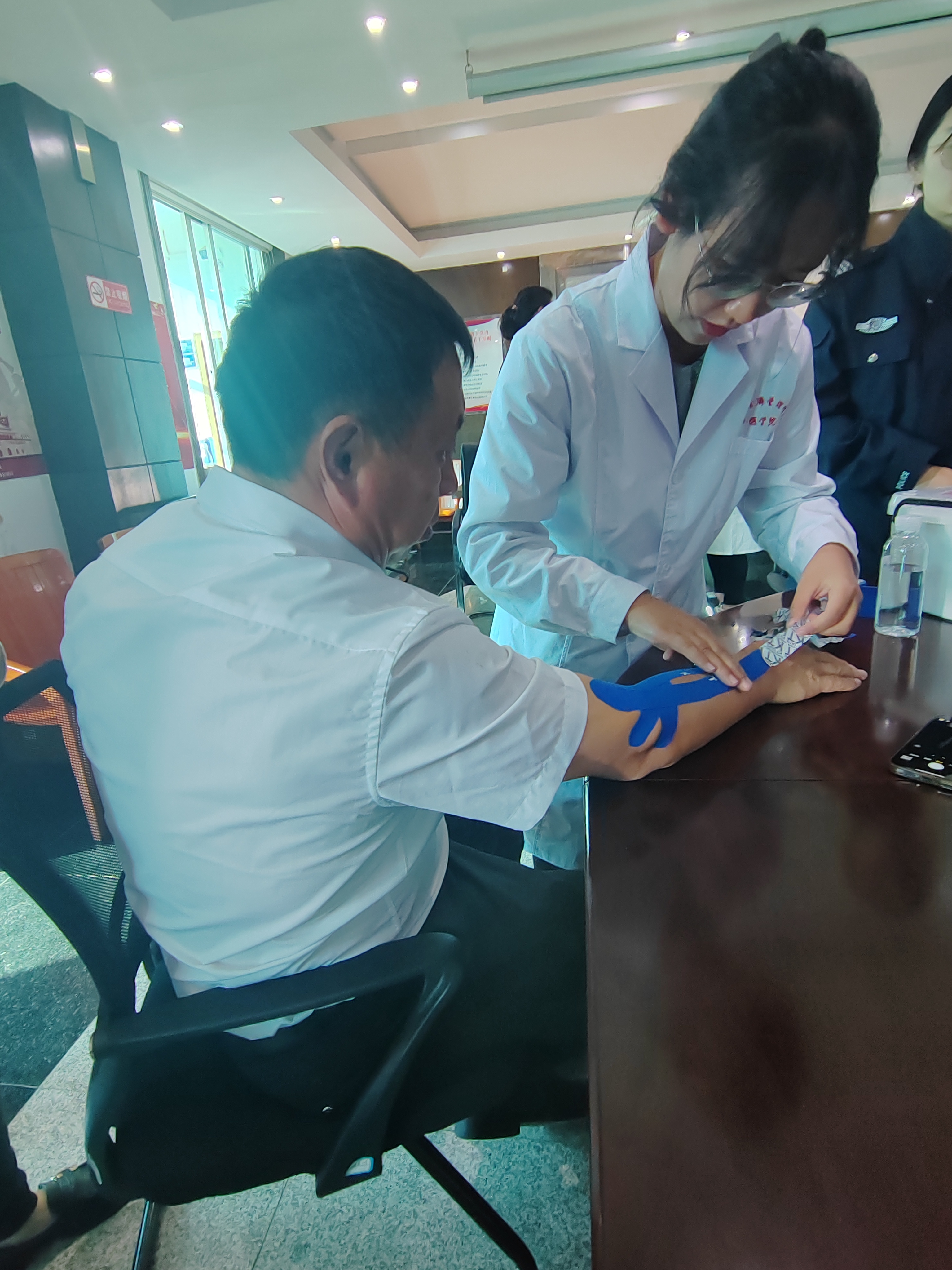 我为群众办实事/云南经济管理学院医学院康复系党支部开展“共联共建促发展，义诊服务送温暖”活动 第 4 张