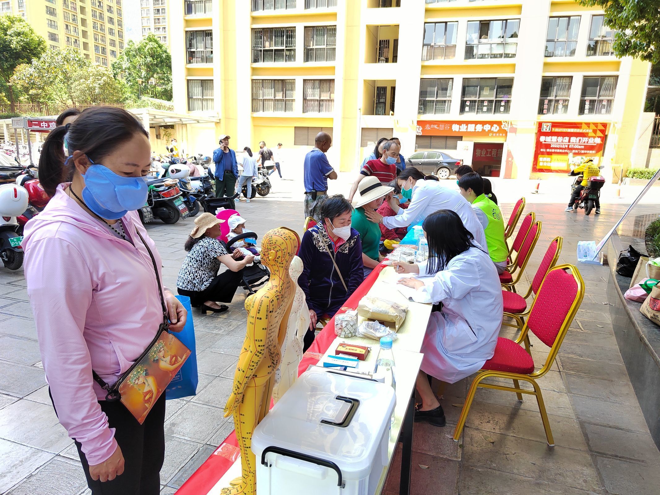 共联共建促发展，义诊服务送温暖——云南经济管理学院医学院康复系党支部联合昆明市妇幼保健院中医科党支部及昆明市五华区龙院社区党委开展健康义诊活动 第 5 张