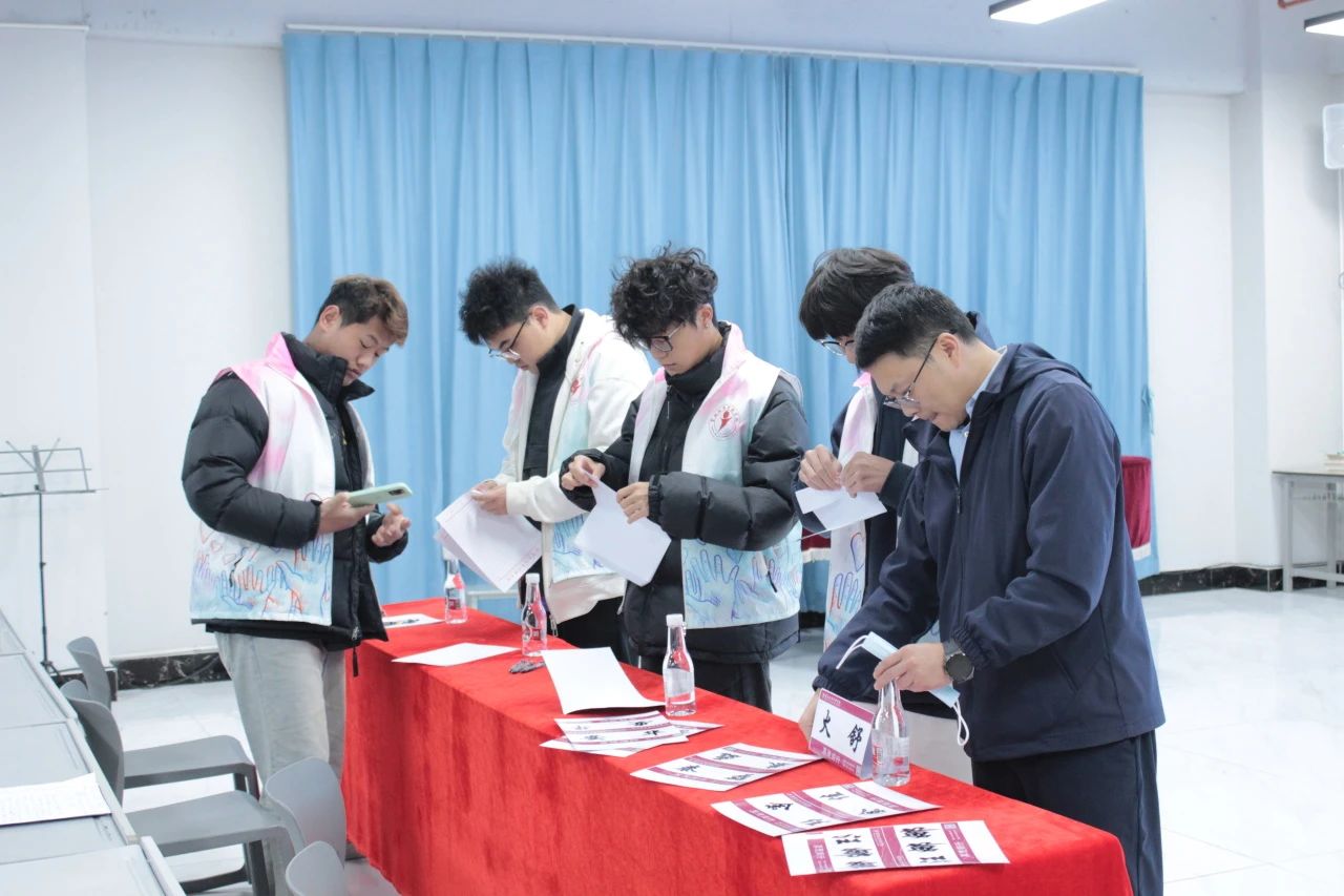 【创美艺传】志愿服务，你我同行——青年志愿者协会助力艺术与传媒学院首届全国大学生职业规划大赛院级赛 第 4 张