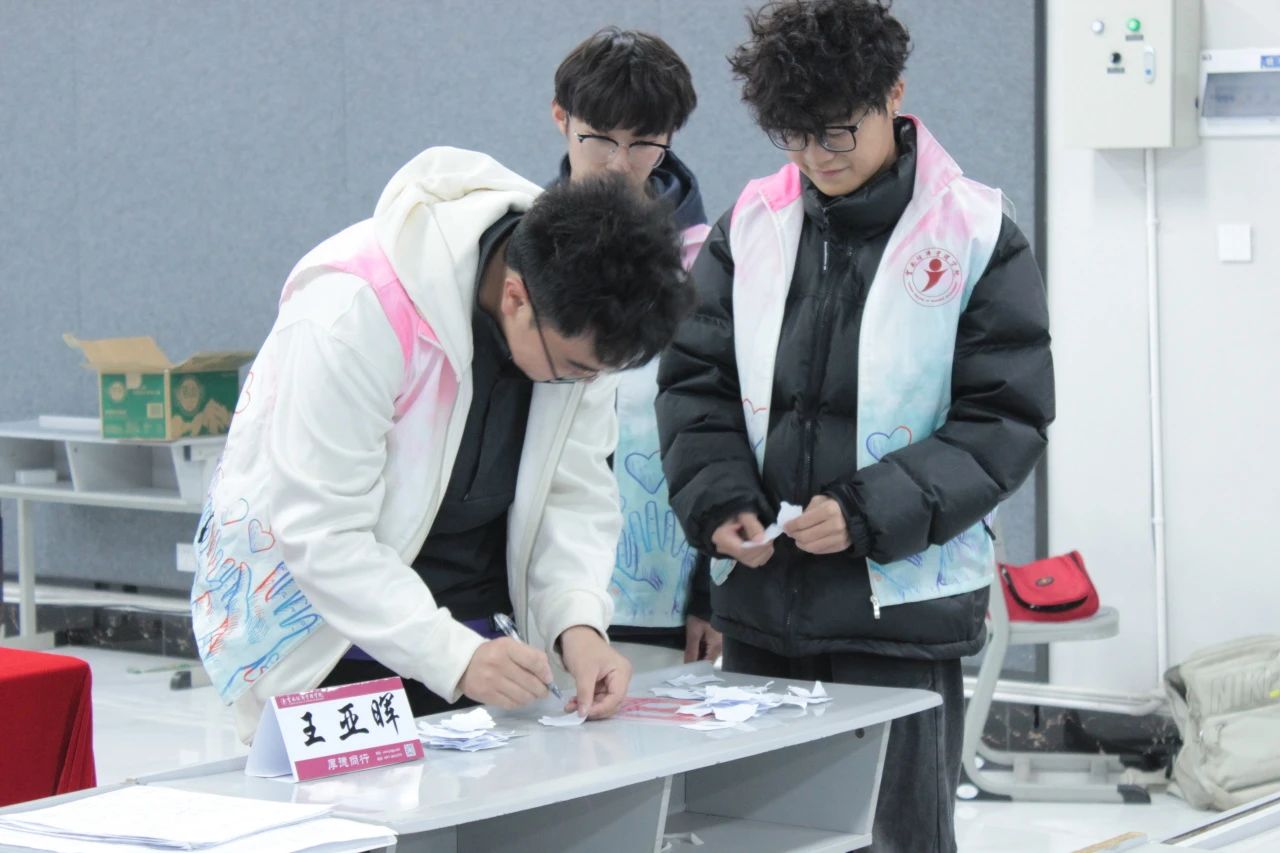 【创美艺传】志愿服务，你我同行——青年志愿者协会助力艺术与传媒学院首届全国大学生职业规划大赛院级赛 第 5 张