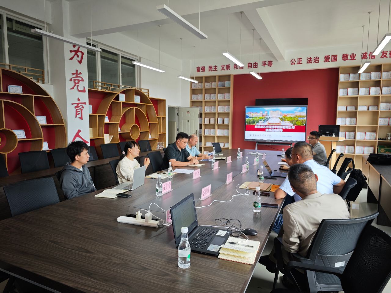 龙芯8.jpg 龙芯8.jpg