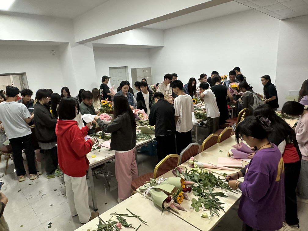 【团学活动】信智学院举办教师节扎花活动，以美育与德育共促师生情深 第 2 张