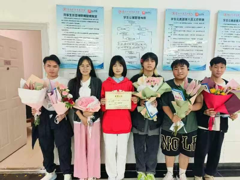 【团学活动】信智学院举办教师节扎花活动，以美育与德育共促师生情深 第 6 张