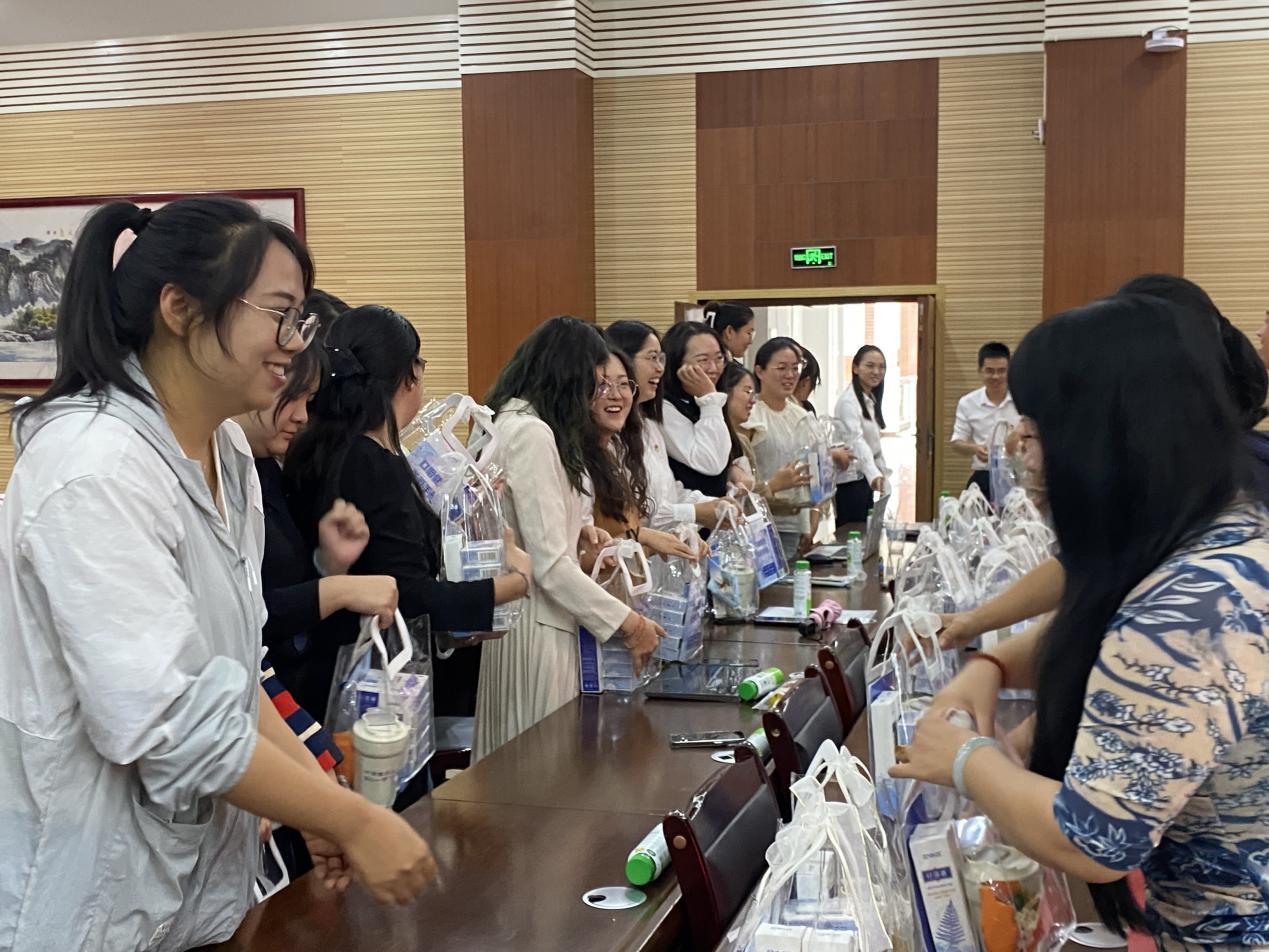 财会金融学院与昆中药及健之佳携手开展教师节公益活动 第 4 张 财会金融学院与昆中药及健之佳携手开展教师节公益活动 第 4 张