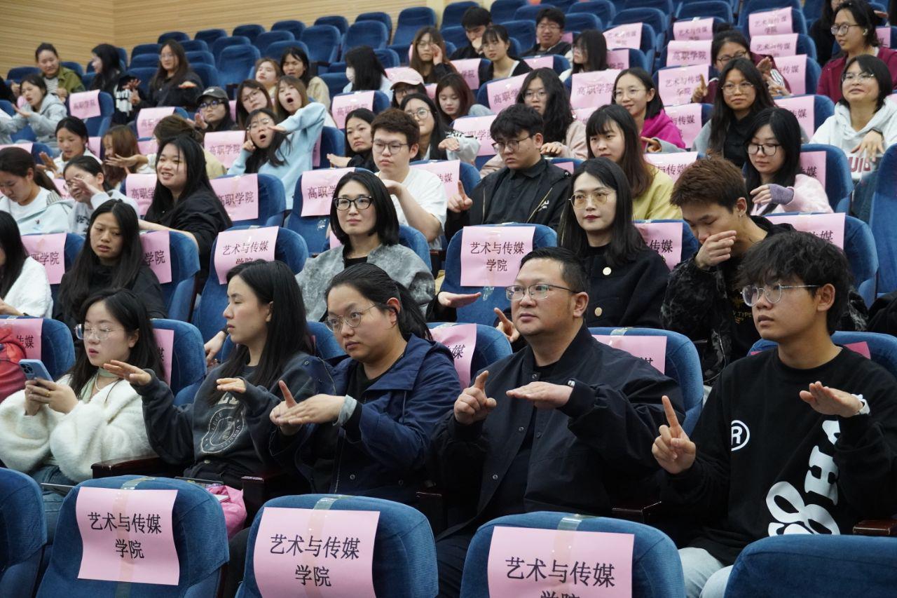 台湾师范大学夏学理教授做客我校 畅谈“艺术是媒，创意是桥” 第 1 张