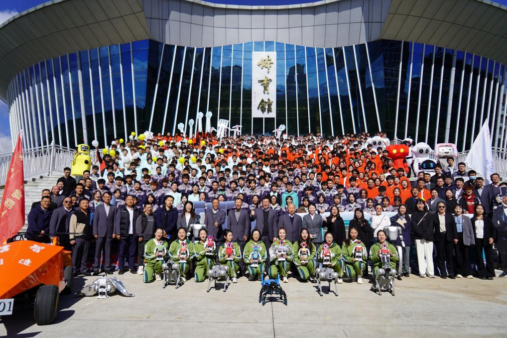 智启四革?艺绘未来——信智学子以科技与艺术盛宴献礼青春 第 2 张