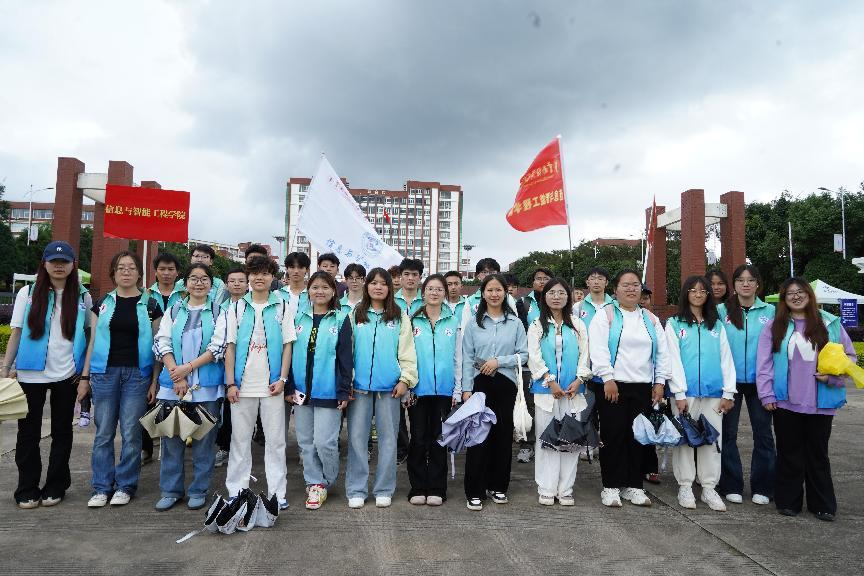 【团学活动】青春护航，伴“新”同行——信息与智能工程学院志愿者助力新生拉练 第 4 张