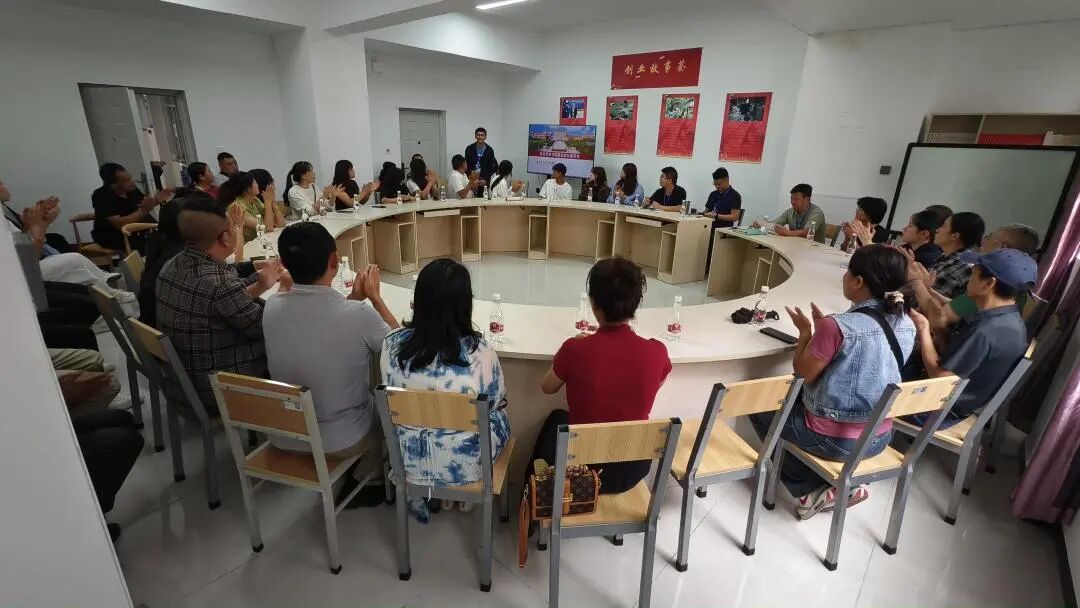 学院资讯｜家校携手启新程，财商共育谱华章：财经商贸学院新生家长座谈会圆满举行！ 第 1 张