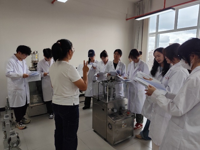 以赛促教强技能，砺练精兵展风采 ——云南经济管理学院医学院药学、中药学专业参加2025年云南省职业院校多项技能大赛 第 1 张