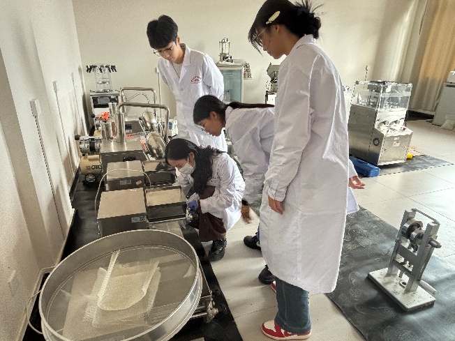 以赛促教强技能，砺练精兵展风采 ——云南经济管理学院医学院药学、中药学专业参加2025年云南省职业院校多项技能大赛 第 2 张