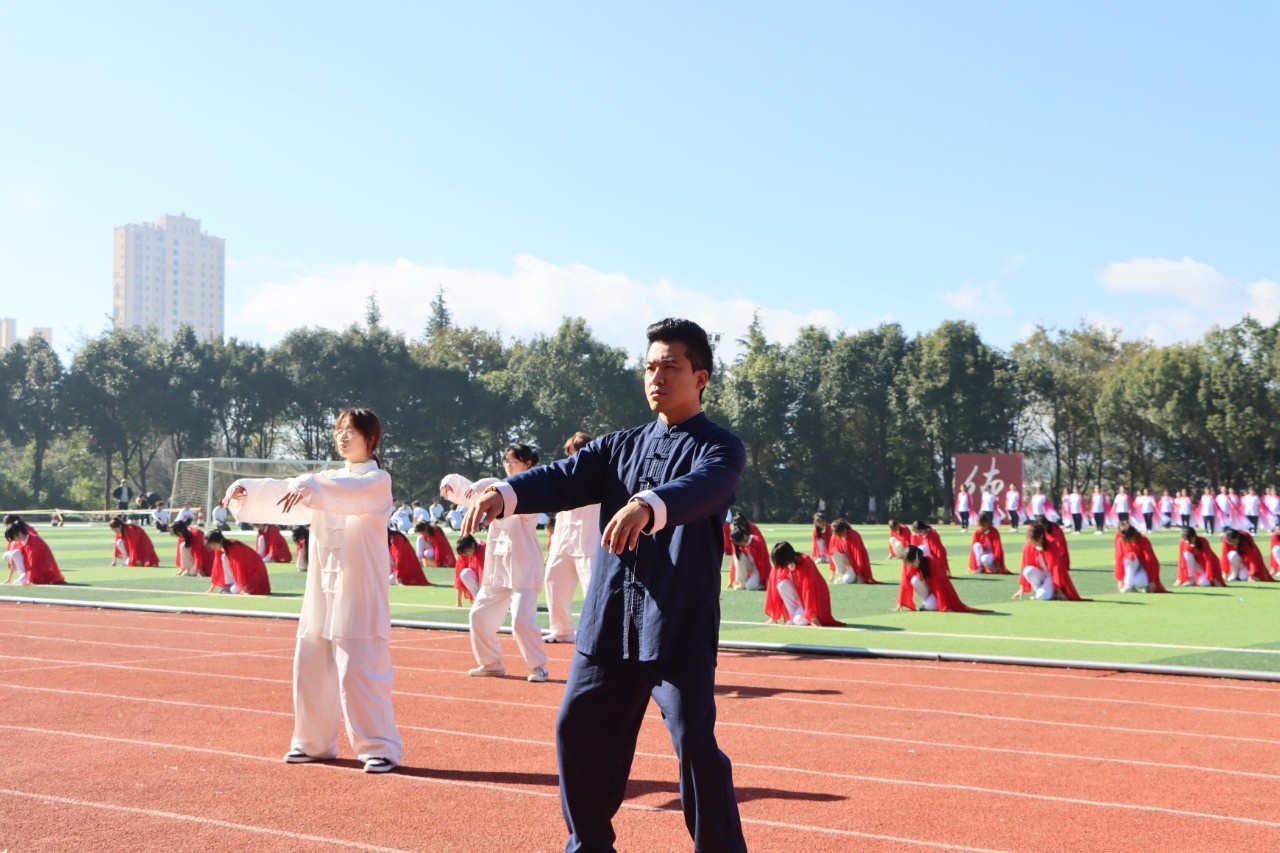 绿茵逐梦，医心启航 ——云南经济管理学院运动会开幕式暨首日赛事精彩速递 第 14 张