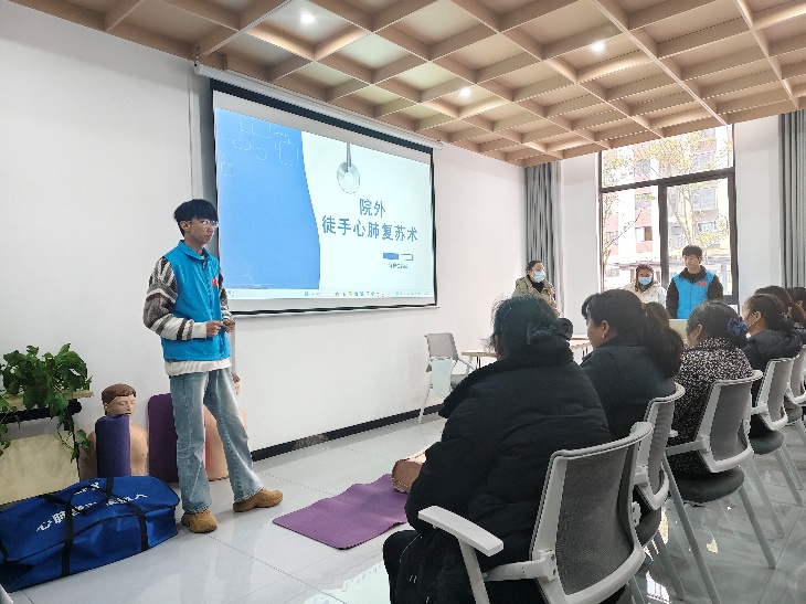 掌握急救技能，筑牢安全防线 ——“救在身边”急救知识入社区活动在宁泊社区顺利开展 第 2 张