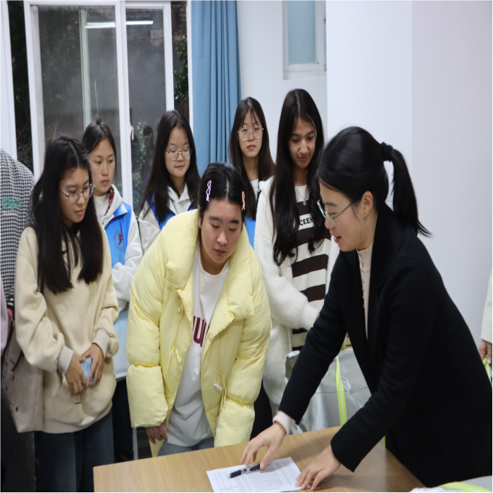 暖冬赠被传温情，火锅共煮聚人心——云南经济管理学院医学院暖冬关爱行动圆满落幕 第 3 张