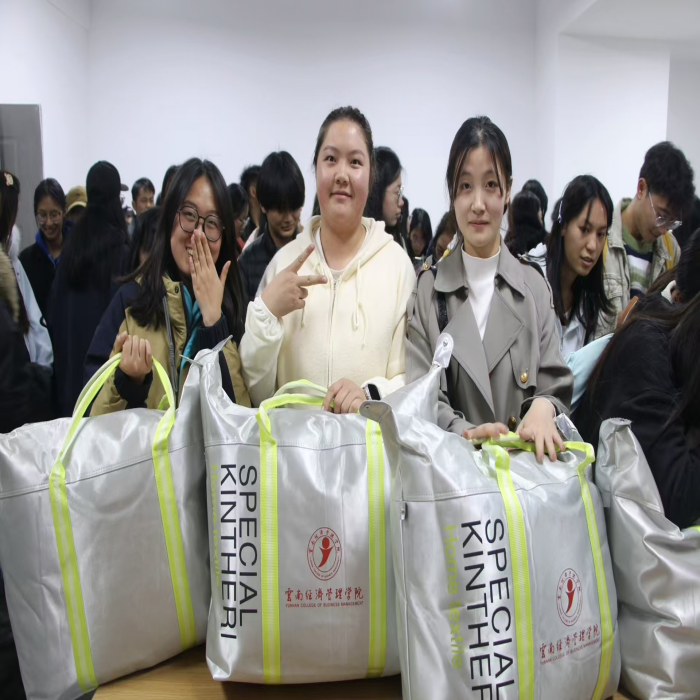 暖冬赠被传温情，火锅共煮聚人心——云南经济管理学院医学院暖冬关爱行动圆满落幕 第 5 张