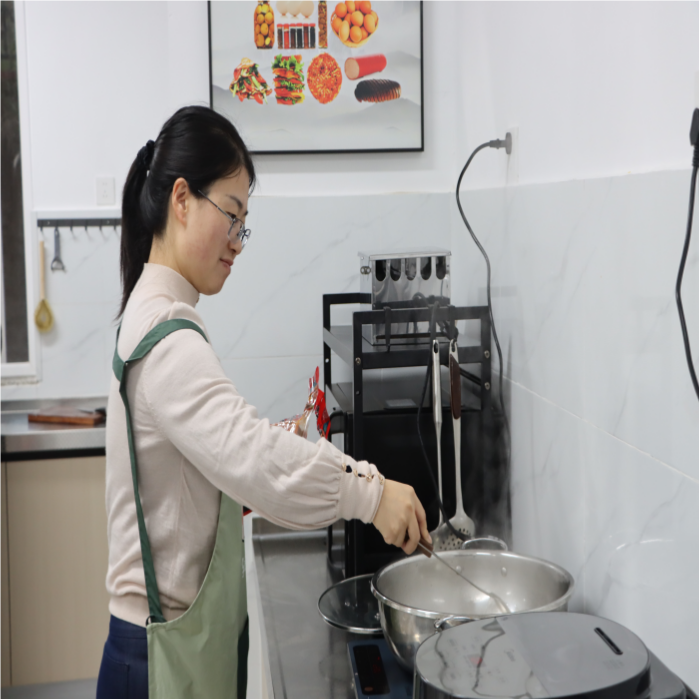 暖冬赠被传温情，火锅共煮聚人心——云南经济管理学院医学院暖冬关爱行动圆满落幕 第 6 张