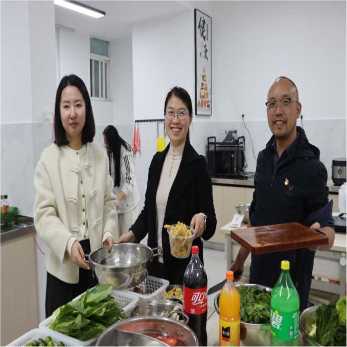 暖冬赠被传温情，火锅共煮聚人心——云南经济管理学院医学院暖冬关爱行动圆满落幕 第 8 张