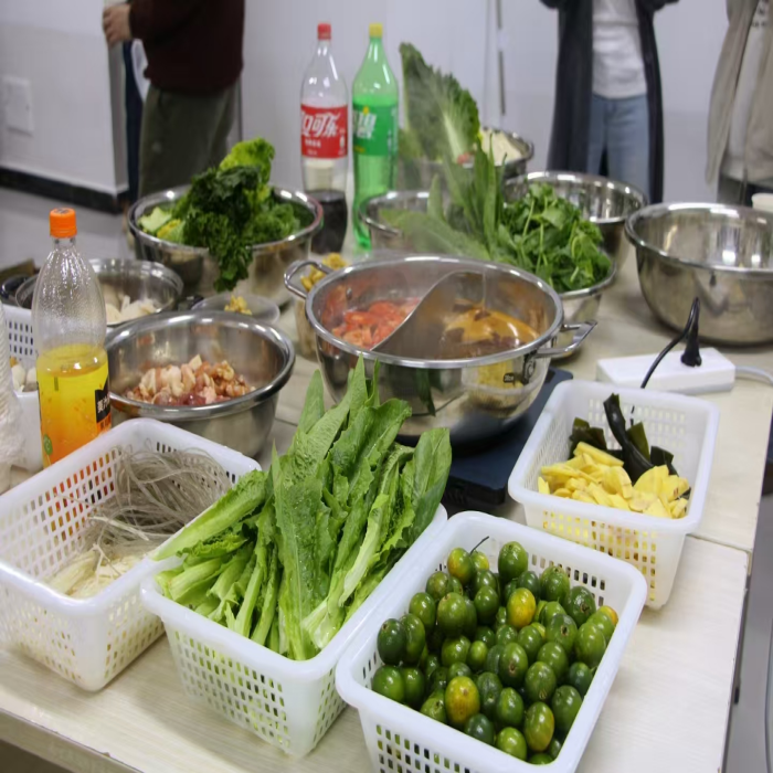 暖冬赠被传温情，火锅共煮聚人心——云南经济管理学院医学院暖冬关爱行动圆满落幕 第 9 张