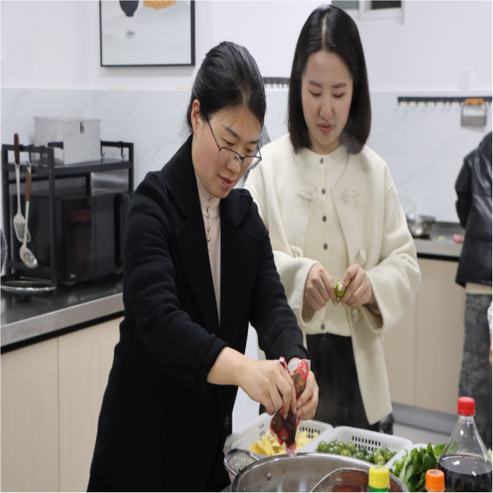 暖冬赠被传温情，火锅共煮聚人心——云南经济管理学院医学院暖冬关爱行动圆满落幕 第 10 张