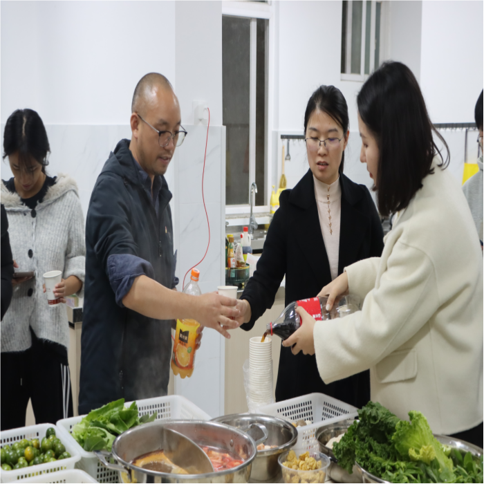 暖冬赠被传温情，火锅共煮聚人心——云南经济管理学院医学院暖冬关爱行动圆满落幕 第 11 张