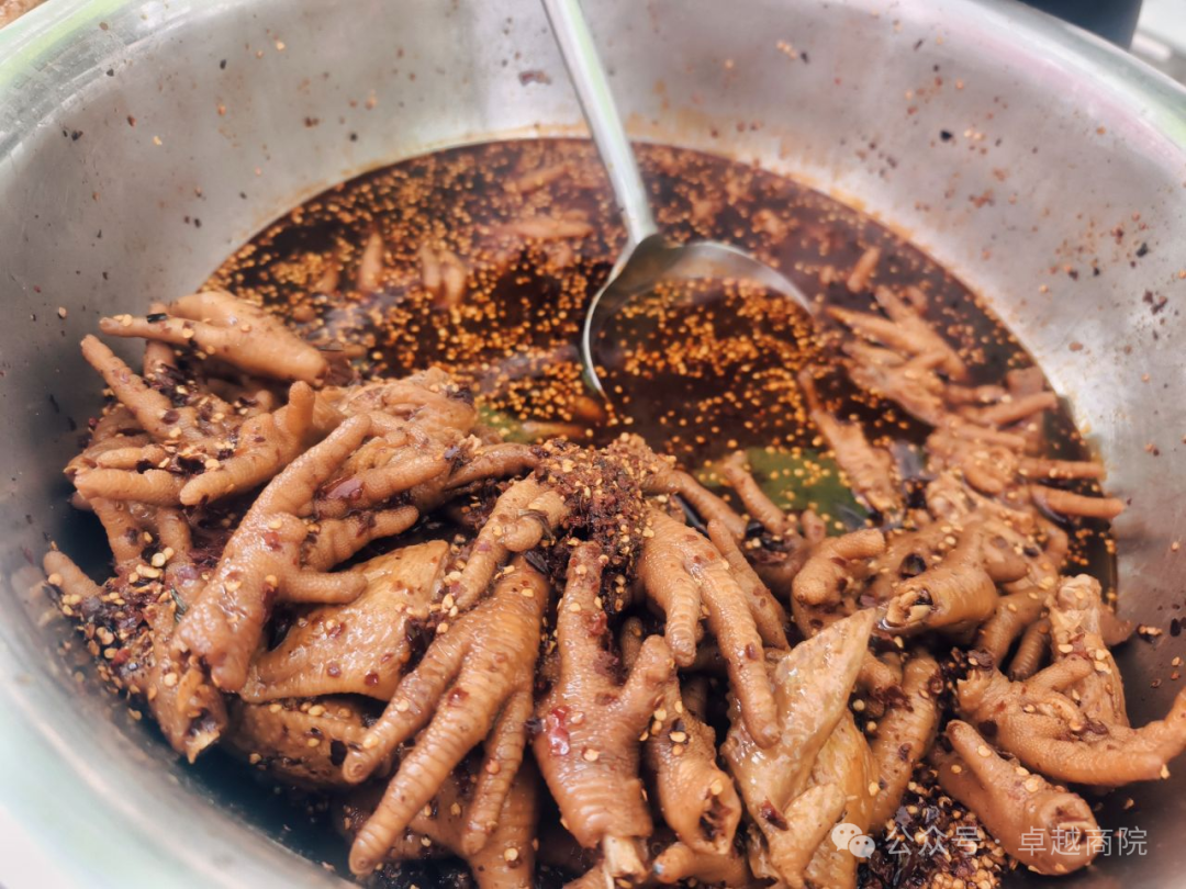 品味校园美食，共赴文化盛宴 ——商学院参加“舌尖上的经管”校园美食文化节暨“赛装节”活动 第 2 张