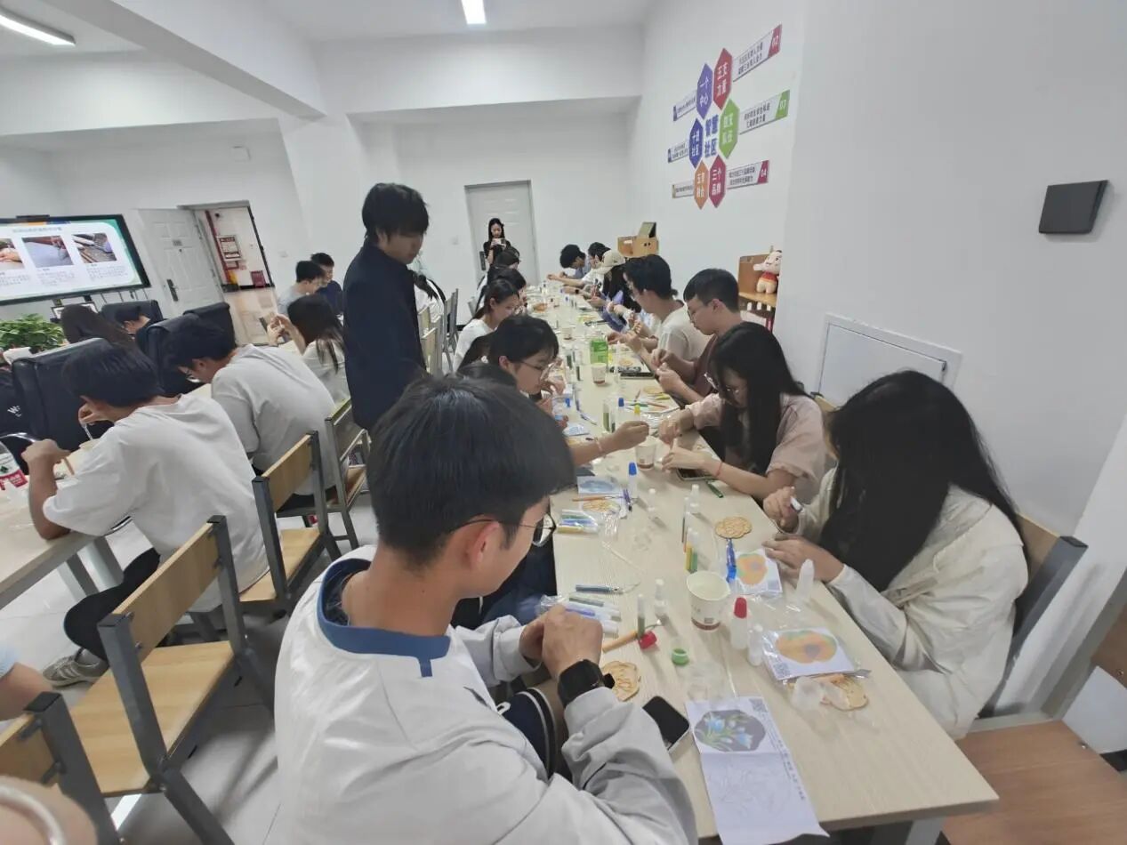 一站式学生社区 | 匠心润社区，珐琅添雅韵 智慧社区开展非遗掐丝珐琅体验课 第 2 张